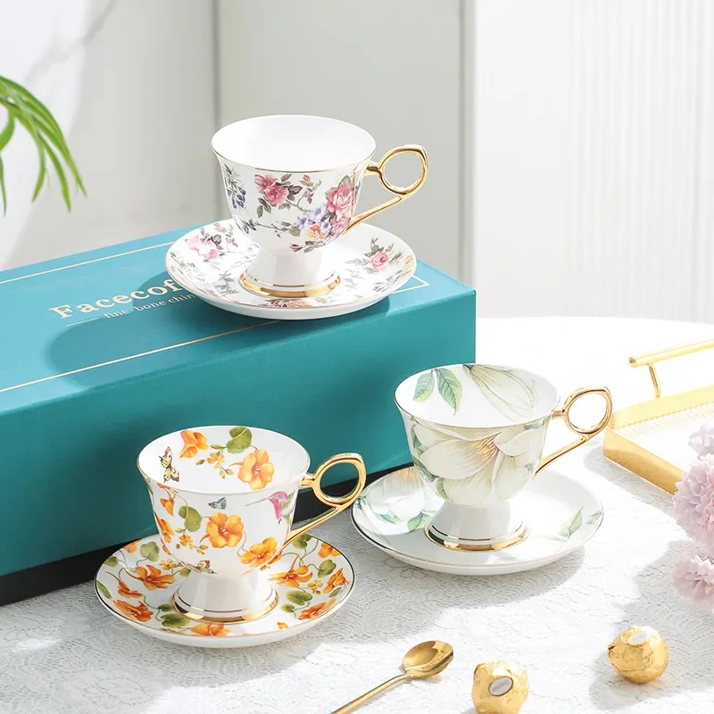 Celadon Ceramic Cup - ถ้วยกาแฟและจานรองลายดอกไม้สไตล์นอร์ดิก ถ้วยชาเซรามิกทรงสูงทำจากโบนไชน่าอังกฤษ ของขวัญปีใหม่